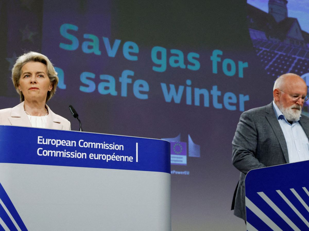 Foto: La presidenta de la Comisión Europea, Ursula von der Leyen, y el vicepresidente Frans Timmermans.(REUTERS/Yves Herman)