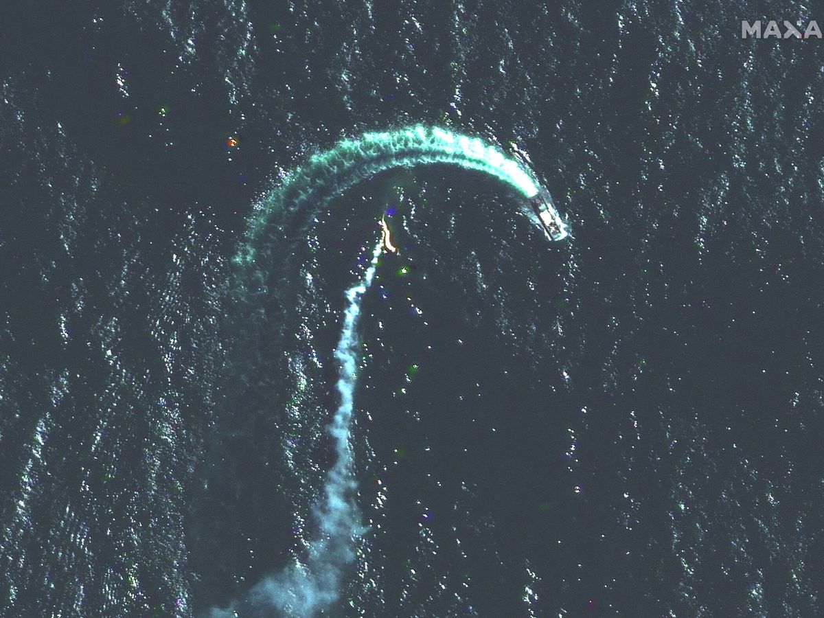 Foto: Lanzamiento de un misil sobre la isla de las Serpientes. (Reuters/Maxar Technologies)