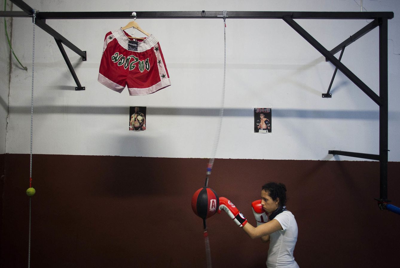 Mariam, entrenando con un 'punching' en el gimnasio de El Bigotes. (Fernando Ruso)