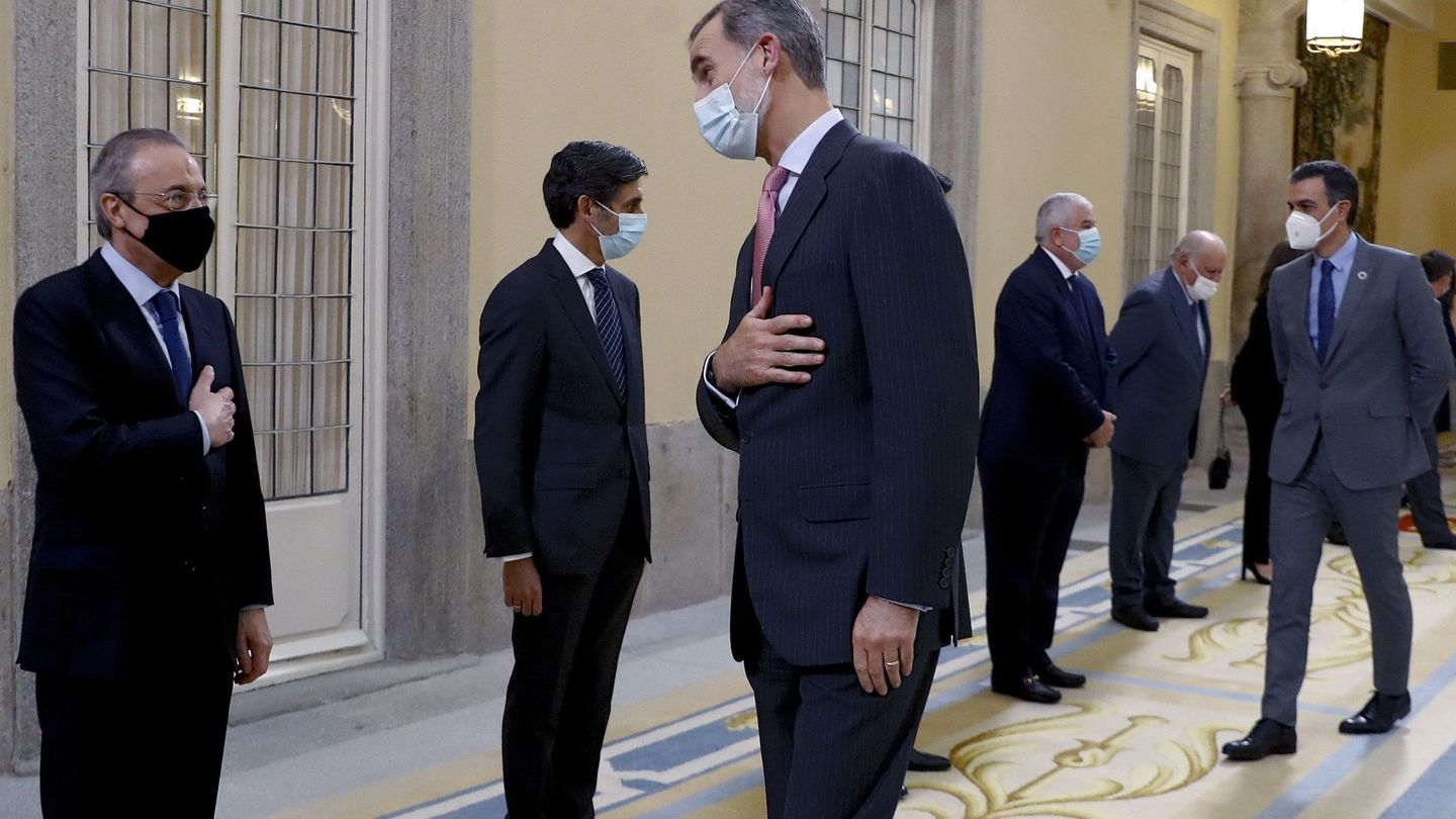 El rey Felipe VI (3i) y el presidente del Gobierno, Pedro Sánchez (d), saludan a los asistentes, entre otros el presidente de ACS, Florentino Pérez (i). (EFE)