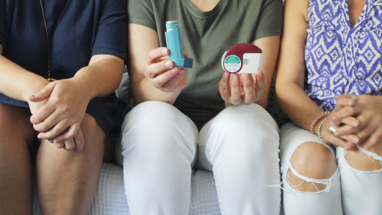 Foto: Tras ser diagnosticadas con asma ocupacional, las trabajadoras tienen que medicarse a diario. (C. Suárez)