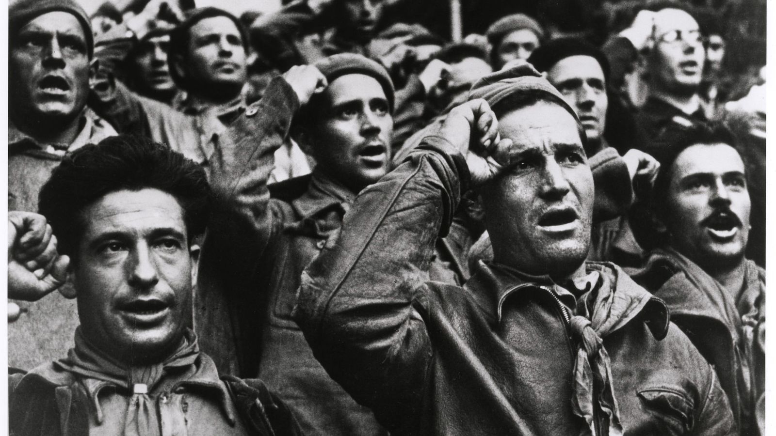 Foto: Robert Capa inmortalizó la ceremonia de despedida de las Brigadas Internacionales.