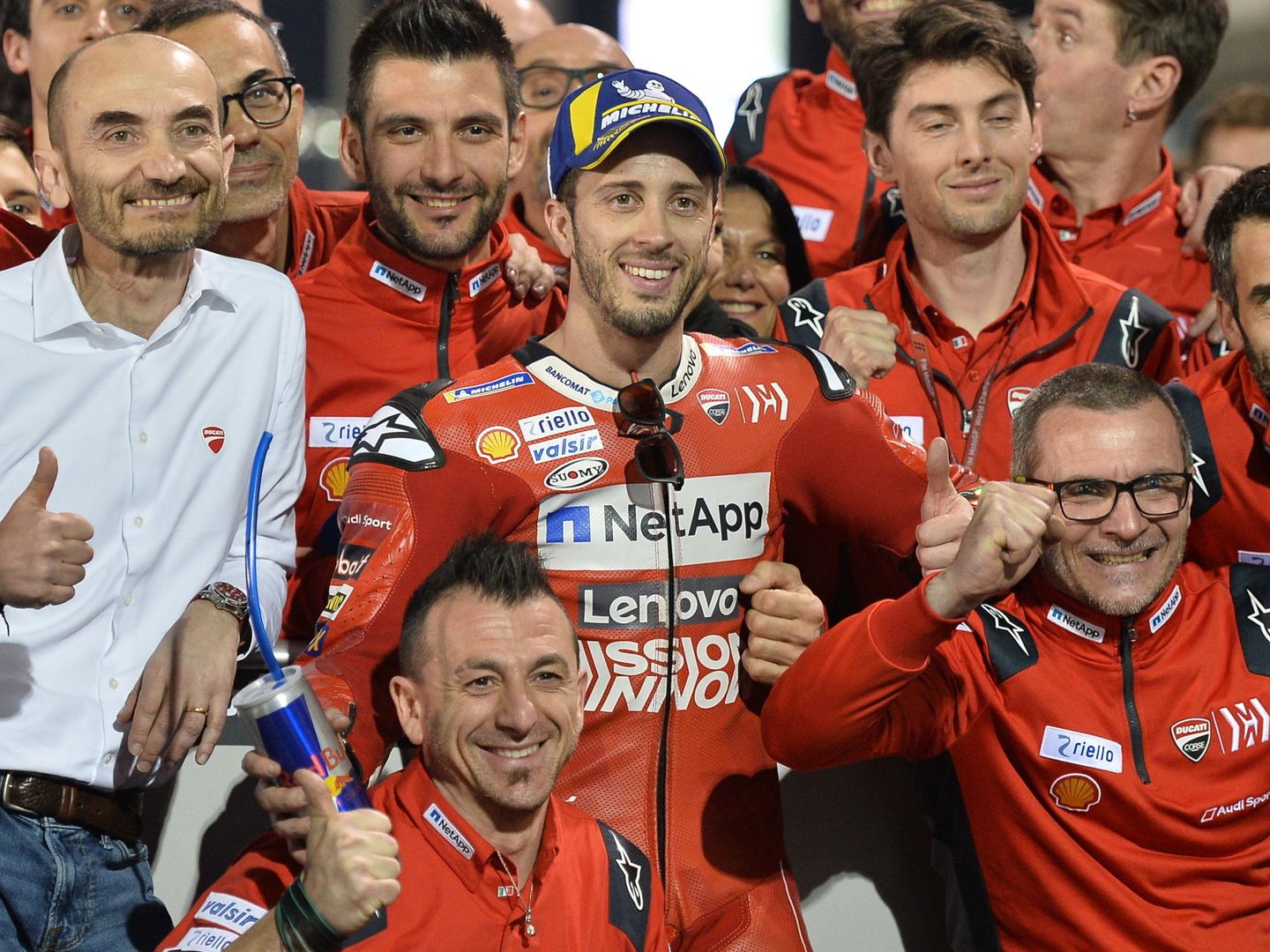 El equipo de Ducati celebra la victoria de Dovizioso en el GP de Qatar. (EFE)