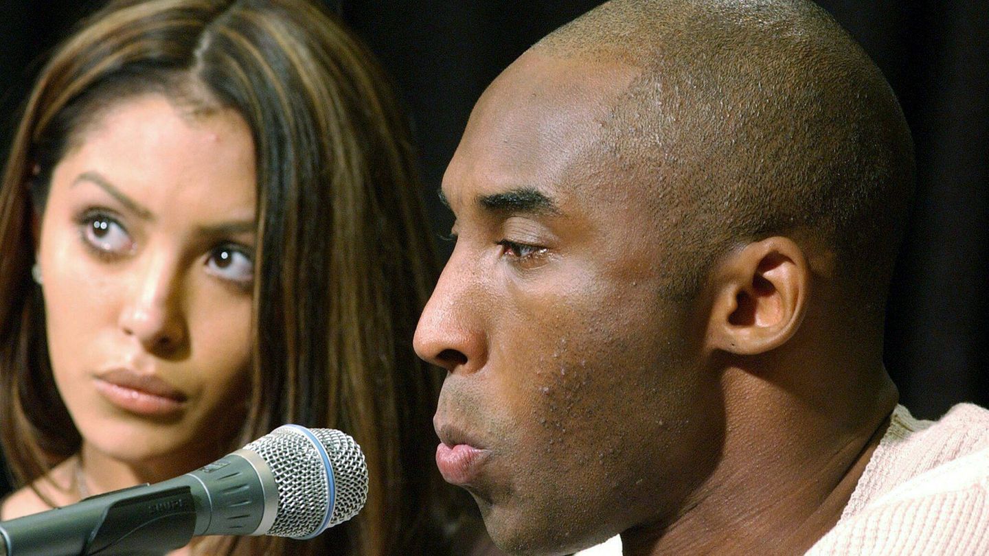 Kobe Bryant y a su esposa, Vanessa, en una conferencia de prensa el 18 de julio de 2003. (EFE)