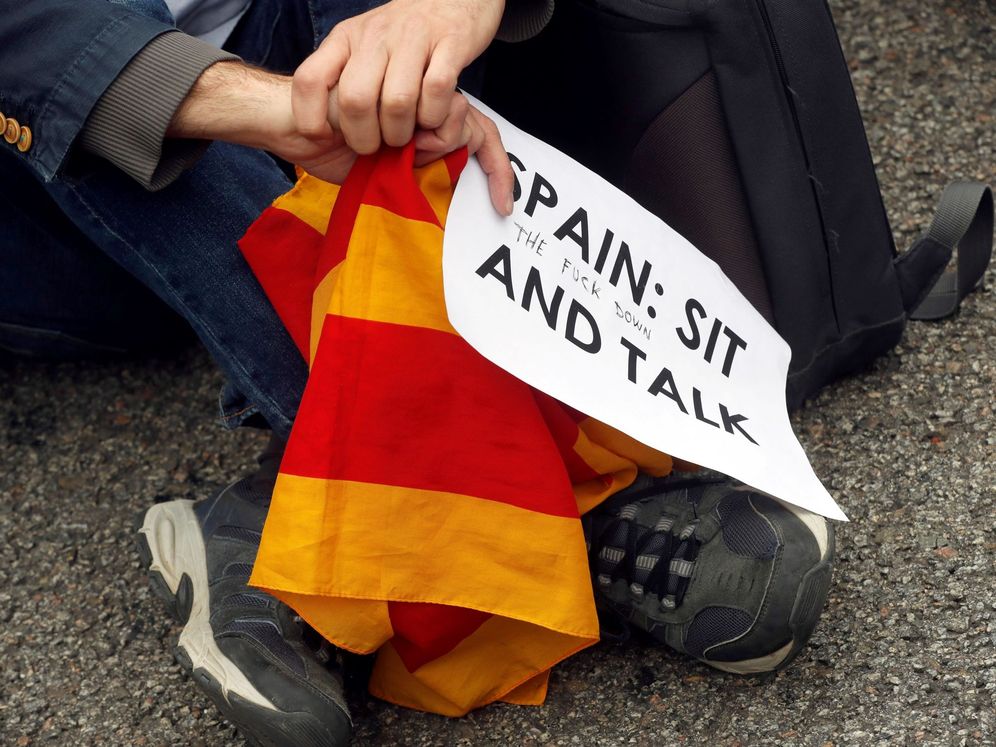 Foto: Un manifestante, con un cartel en el que pide que España se siente a dialogar. (EFE)