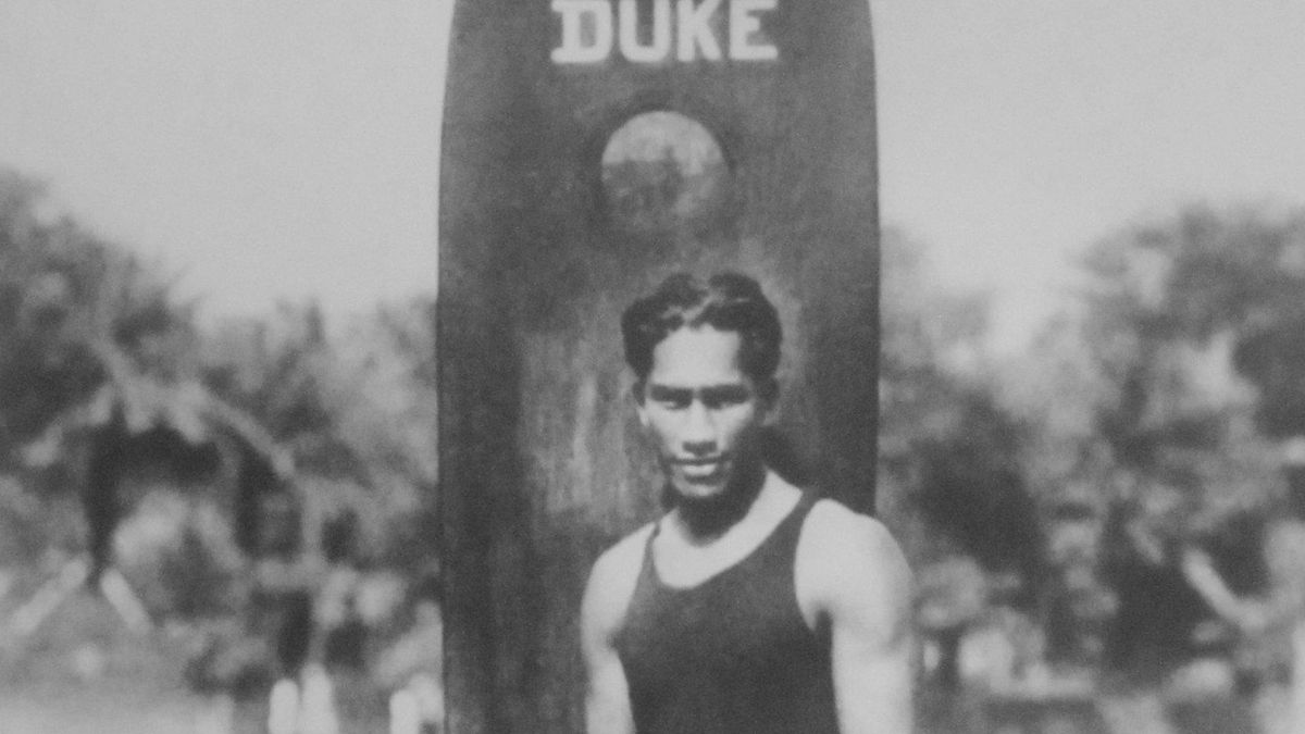 Duke Kahanamoku, 125 años del 'inventor' del surf