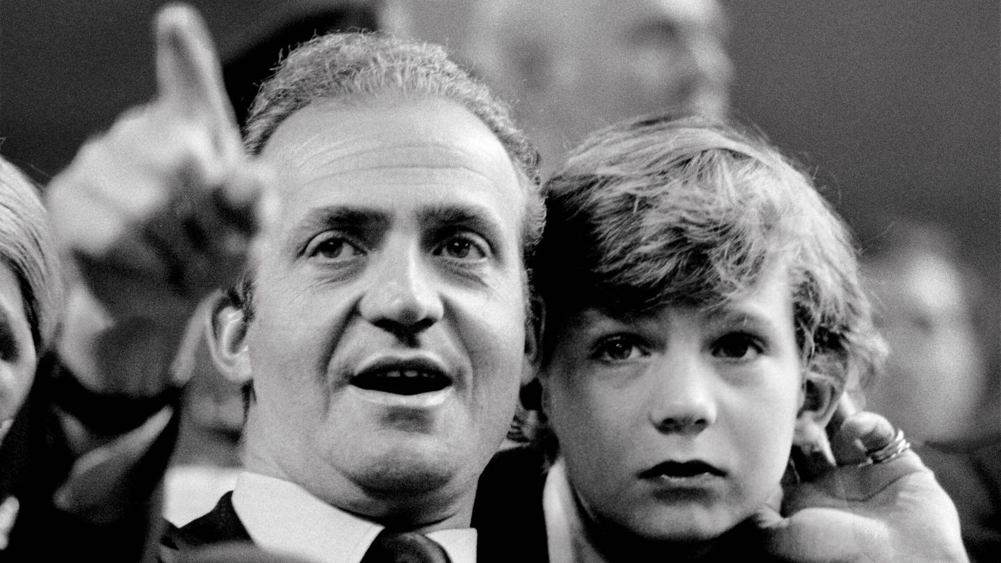 Don Juan Carlos y Felipe, en una imagen de archivo de 1977. (Getty)