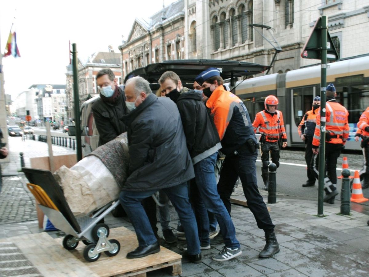 Foto: Dos policías encuentran en Bruselas una escultura romana robada en Italia. (EFE/Carabineros Roma)