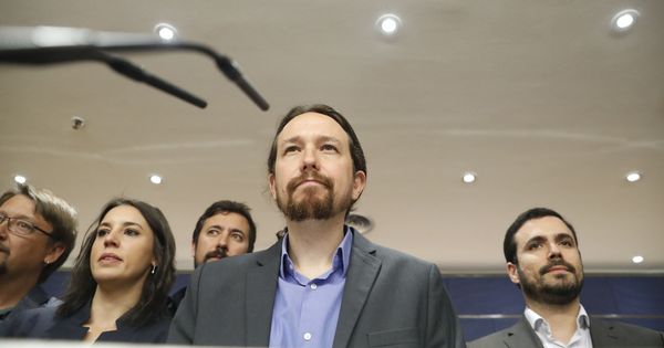 Foto: El líder de Podemos, Pablo Iglesias, junto a los portavoces del grupo de Unidos Podemos-En Comù-Podem-En Marea. (EFE)