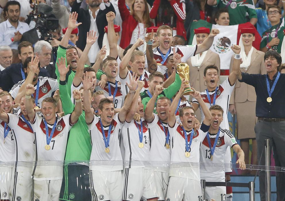 Foto: Philipp Lahm levanta al cielo de Río la cuarta Copa del Mundo alemana (EFE).