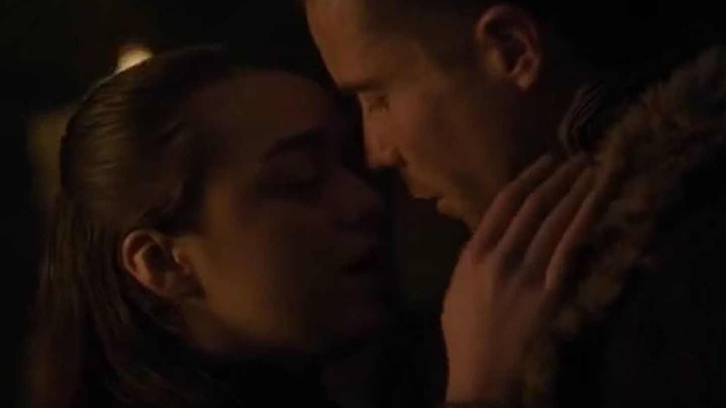 El esperado beso entre Arya y Gendry en 'Juego de tronos'. (HBO)
