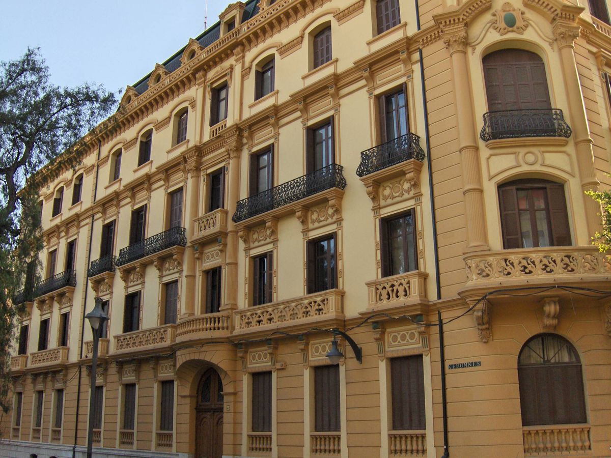 Foto: Fachada lateral del Palacio de la Tinta en Málaga, uno de los edificios de la Junta a la venta. (Tyk/Wikipedia)
