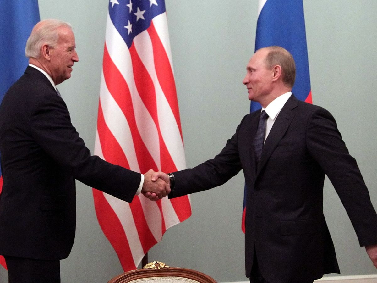 Foto: El actual presidente de Estados Unidos, Joe Biden (i), saluda al presidente de Rusia, Vladimir Putin (d), en una reunión entre ambos en Moscú cuando el primero era vicepresidente en la Administración de Barack Obama. (EFE) 