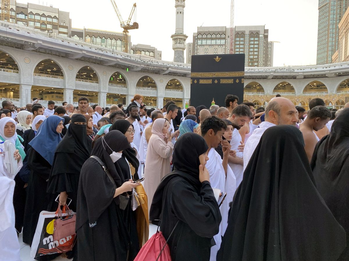 Foto: Visitantes frente a la gran mezquita de La Meca en una imagen reciente. (EFE(Khaled Elfiqi)
