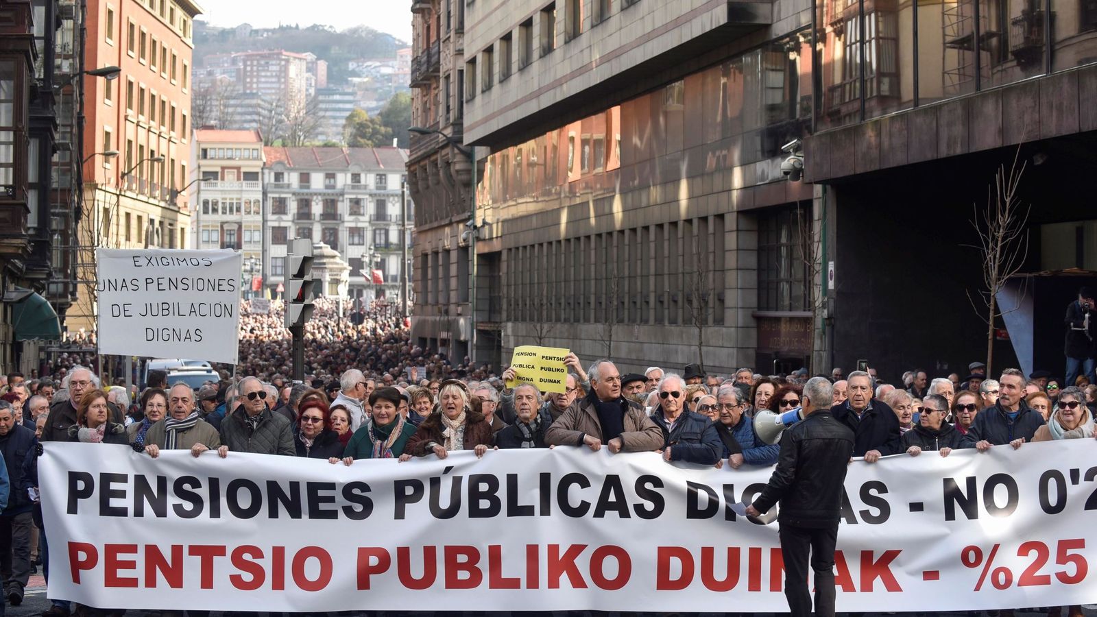 Foto: Miles de jubilados y pensionistas por las calles de Bilbao. (Efe)
