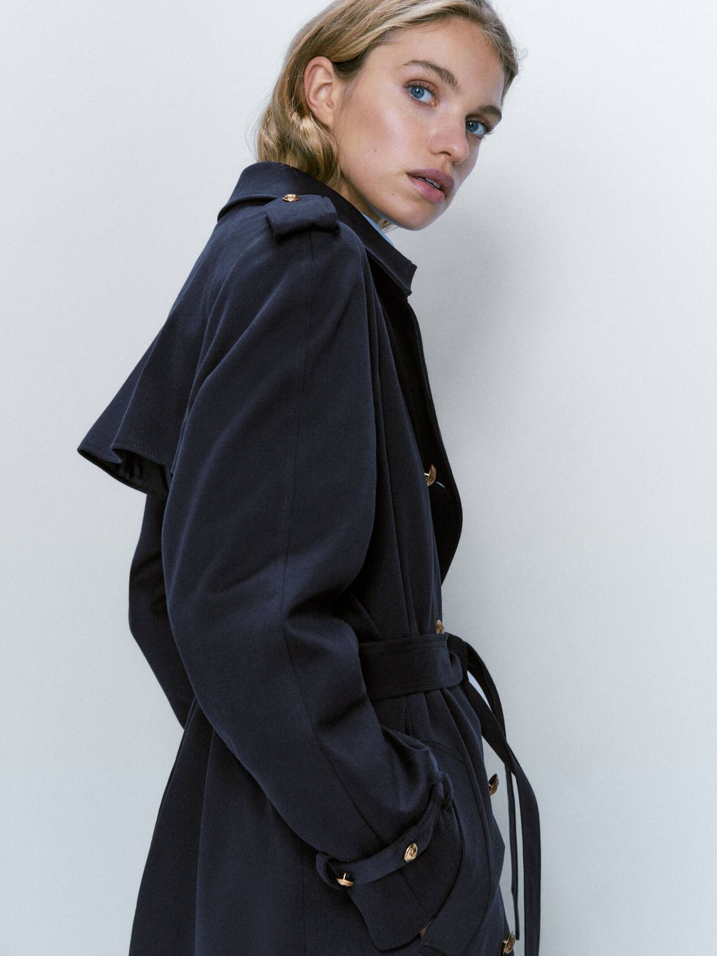 Este abrigo puede convertirse en un clásico de tu armario. (Cortesía/Massimo Dutti)