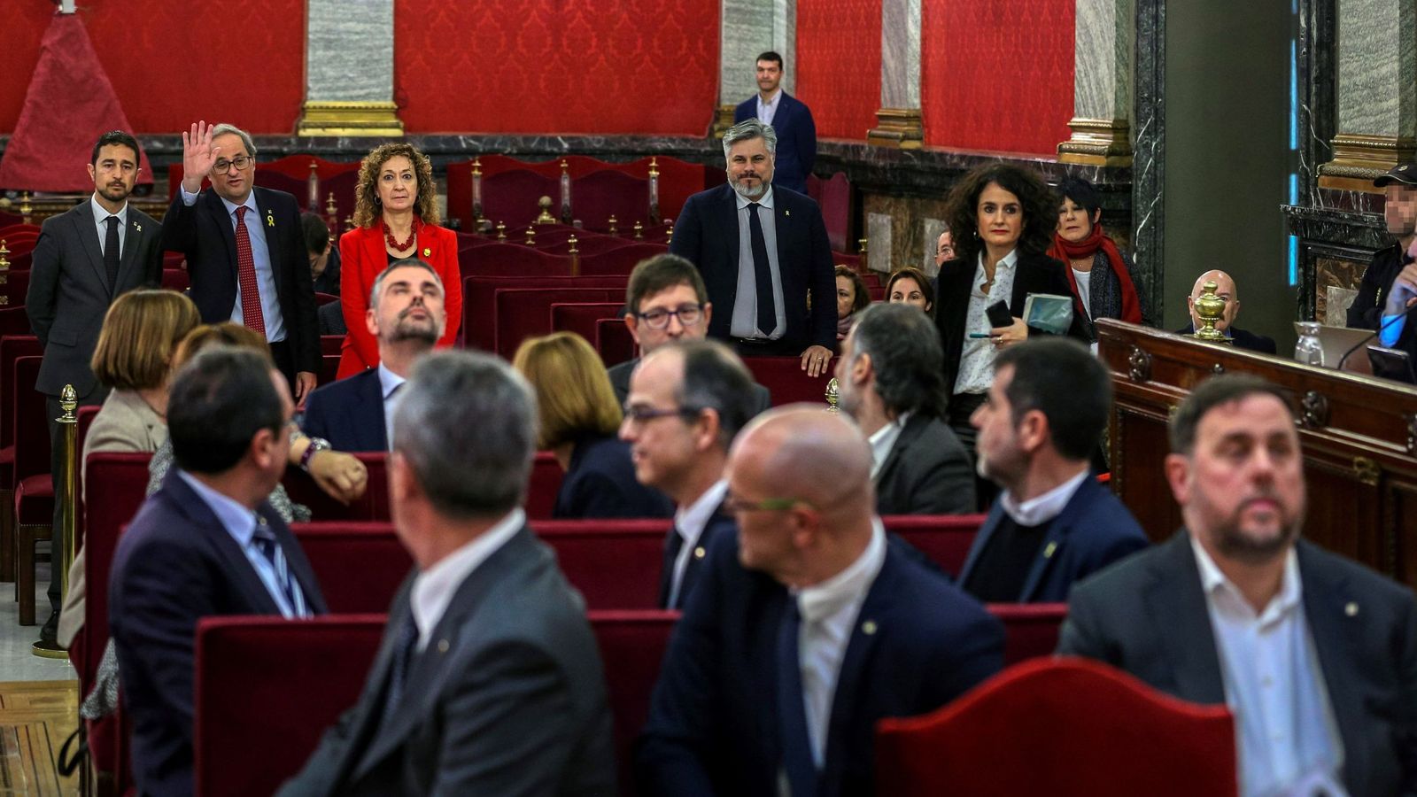 Foto: Fotografía de archivo cuando el presidente de la Generalitat, Quim Torra (fondo-2i), saluda a los 12 líderes independentistas acusados por el proceso soberanista catalán. (EFE)