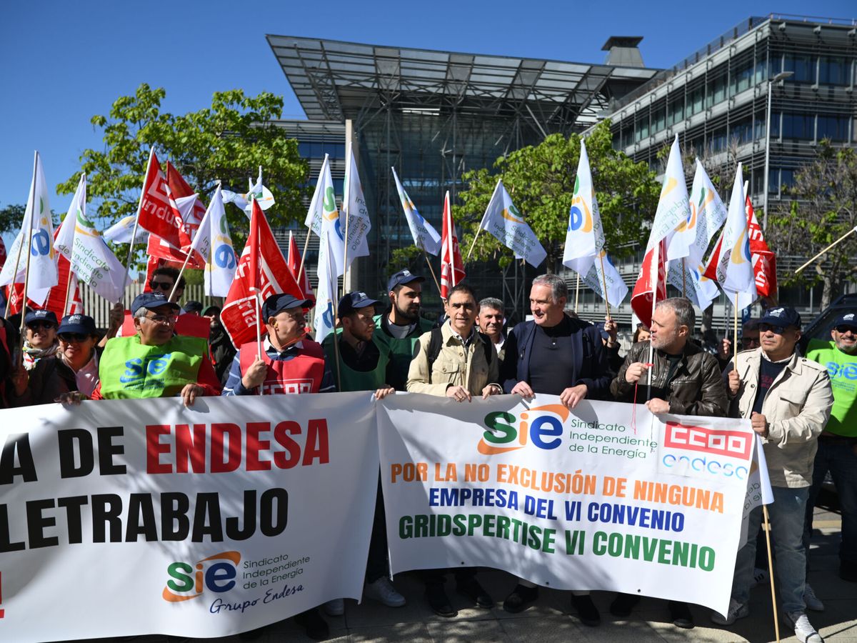 Foto: Trabajadores de Endesa protestan a las puertas de la sede. (EFE/Fernando Villar) 