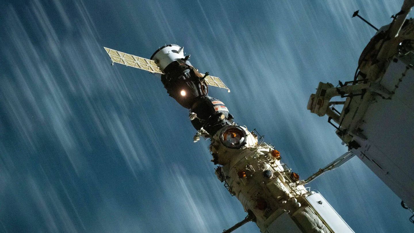 Una obsoleta nave Soyuz atracada en el obsoleto módulo Nauka. (NASA)