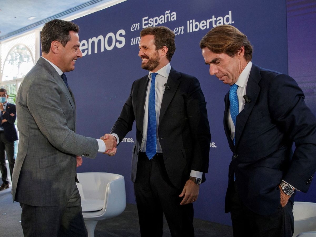 Foto: El líder del PP, Pablo Casado, y quien fuese su mentor, el expresidente José María Aznar (d), saludan al presidente de la Junta de Andalucía, Juanma Moreno (i). (EFE)