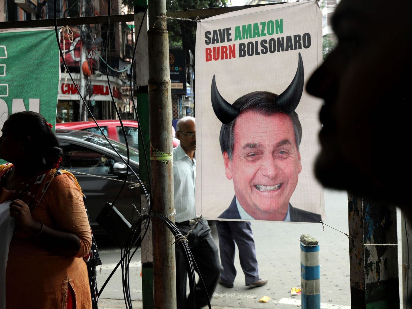 Pancarta contra Bolsonaro en una manifestación en India por los incencios en la Amazonía. (EFE)