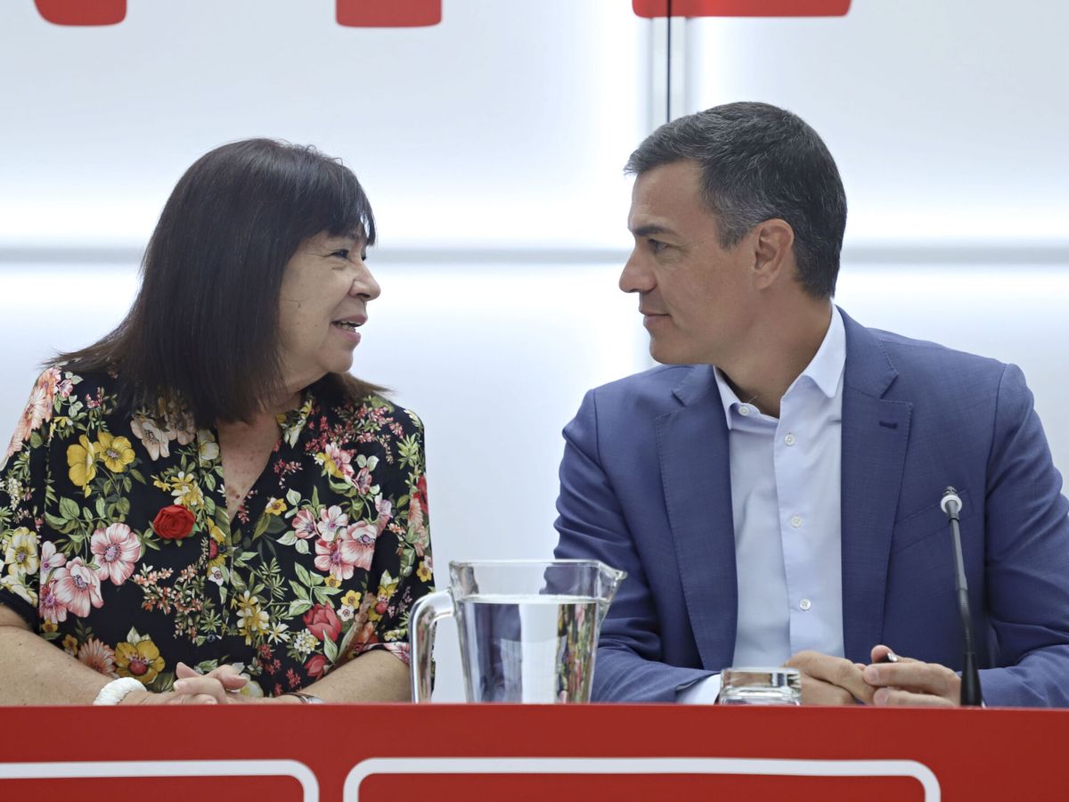 Foto: Pedro Sánchez conversa con Cristina Narbona en la reunión de la ejecutiva socialista en Ferraz. (EFE)