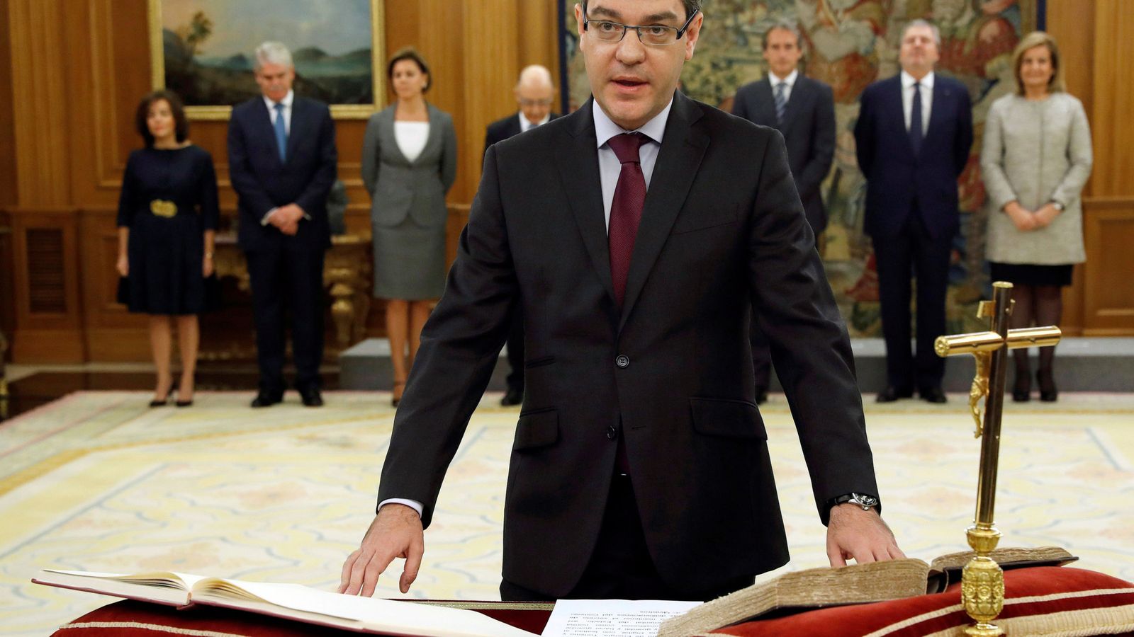 Foto: El nuevo ministro de Energía, Álvaro Nadal, jurando su cargo. (Reuters)