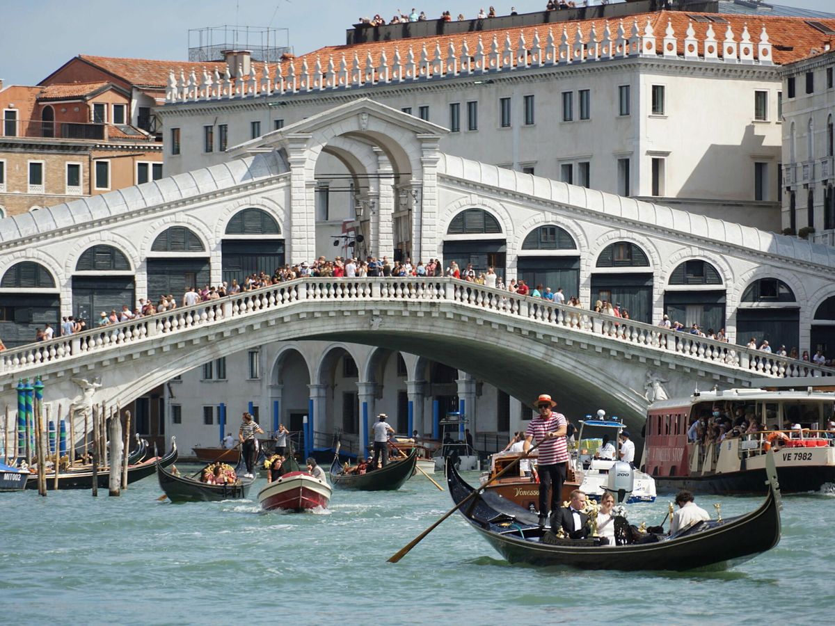 Foto: Las góndolas forman una de las postales más reconocibles de Venecia (EFE EPA/Andrea Merola)