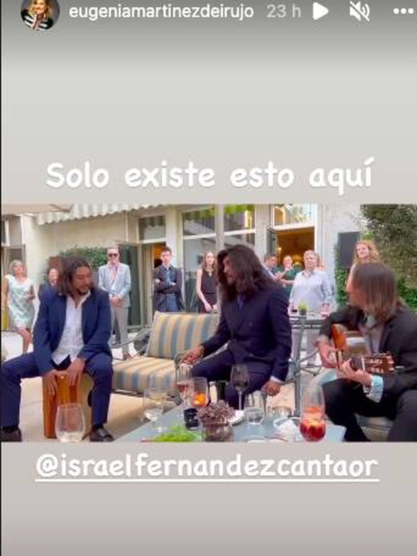 Un momento musical de la fiesta. (Instagram/@eugeniamartinezdeirujo)