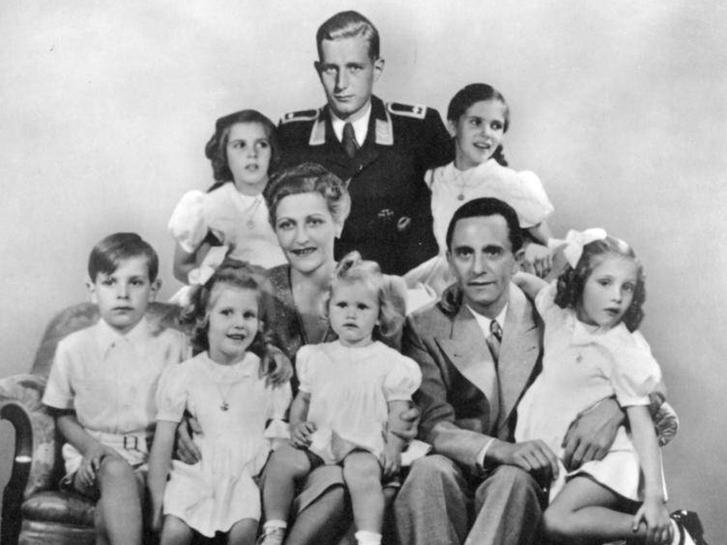 Fotografía de la familia Goebbels manipulada para incluir a su hijastro. (CC / Archivos de la Alemania Federal)