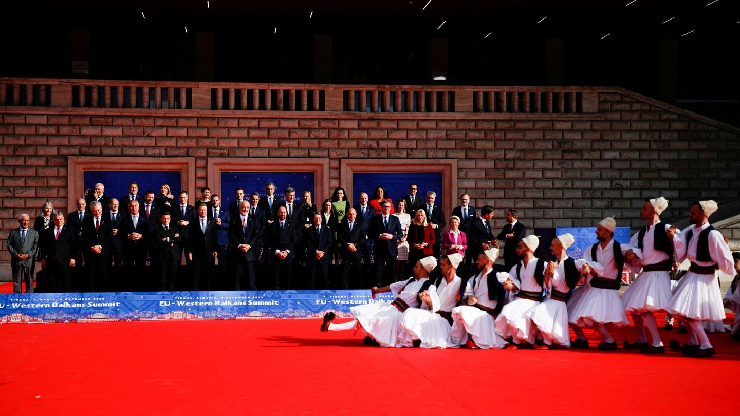 Los líderes europeos frente a un espectáculo de danza albanesa. (EFE)
