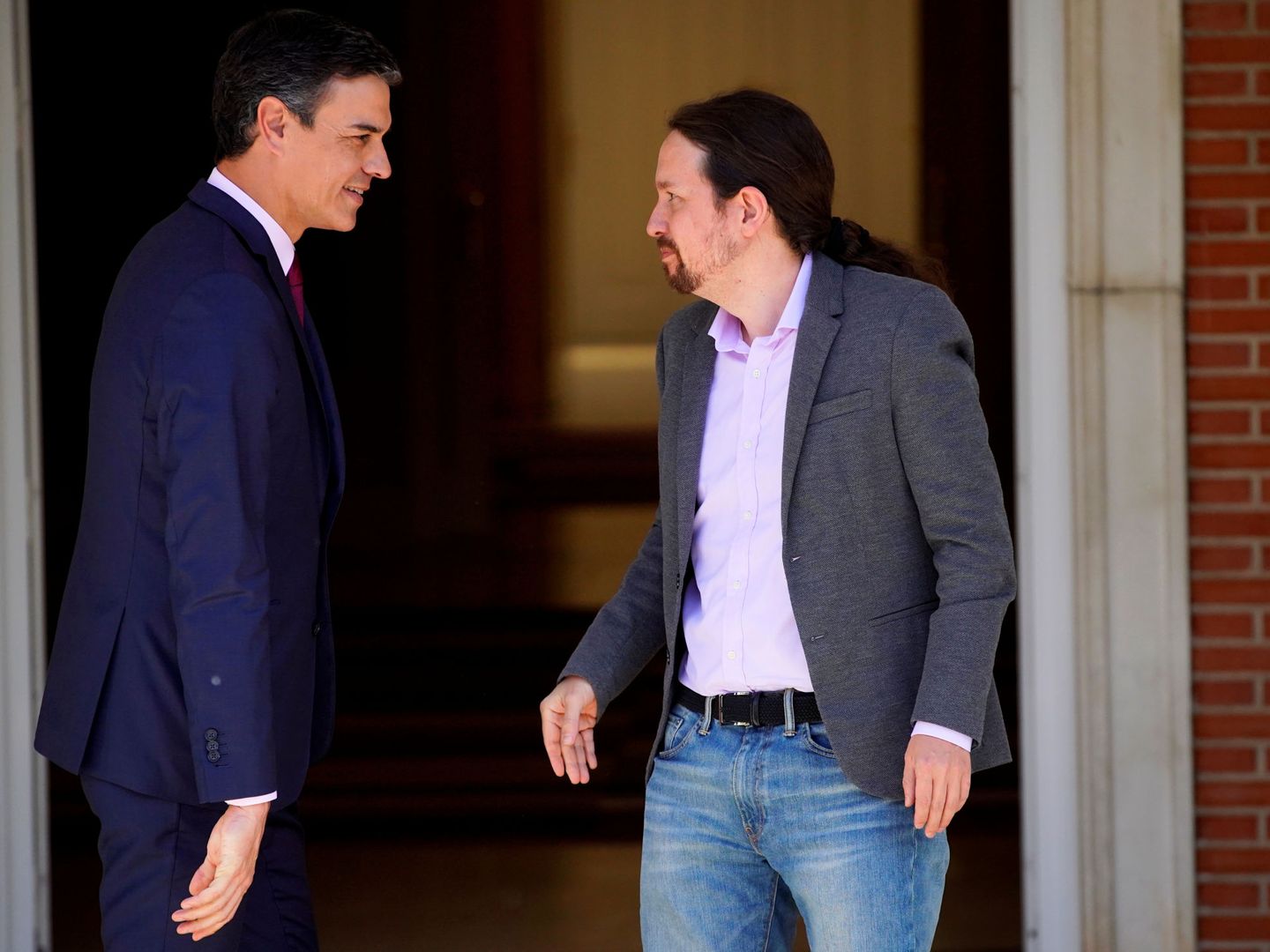 Pedro Sánchez recibe en la Moncloa a Pablo Iglesias, el pasado 7 de mayo, tras las elecciones generales del 28 de abril. (Reuters)