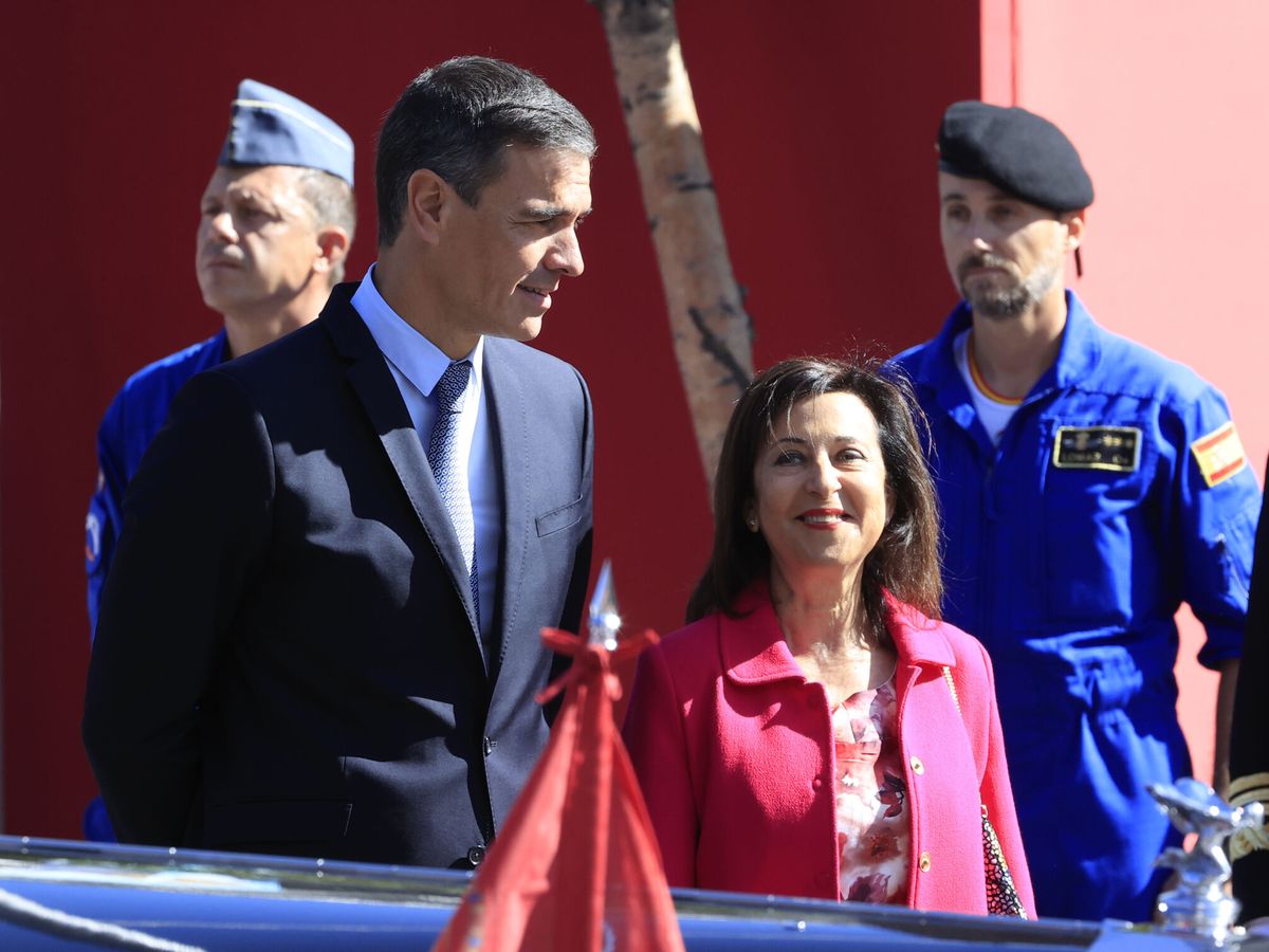 Foto: El presidente del Gobierno, Pedro Sánchez, y la ministra de Defensa, Margarita Robles, en el desfile militar del 12 de octubre. (EFE/Zipi Aragón)