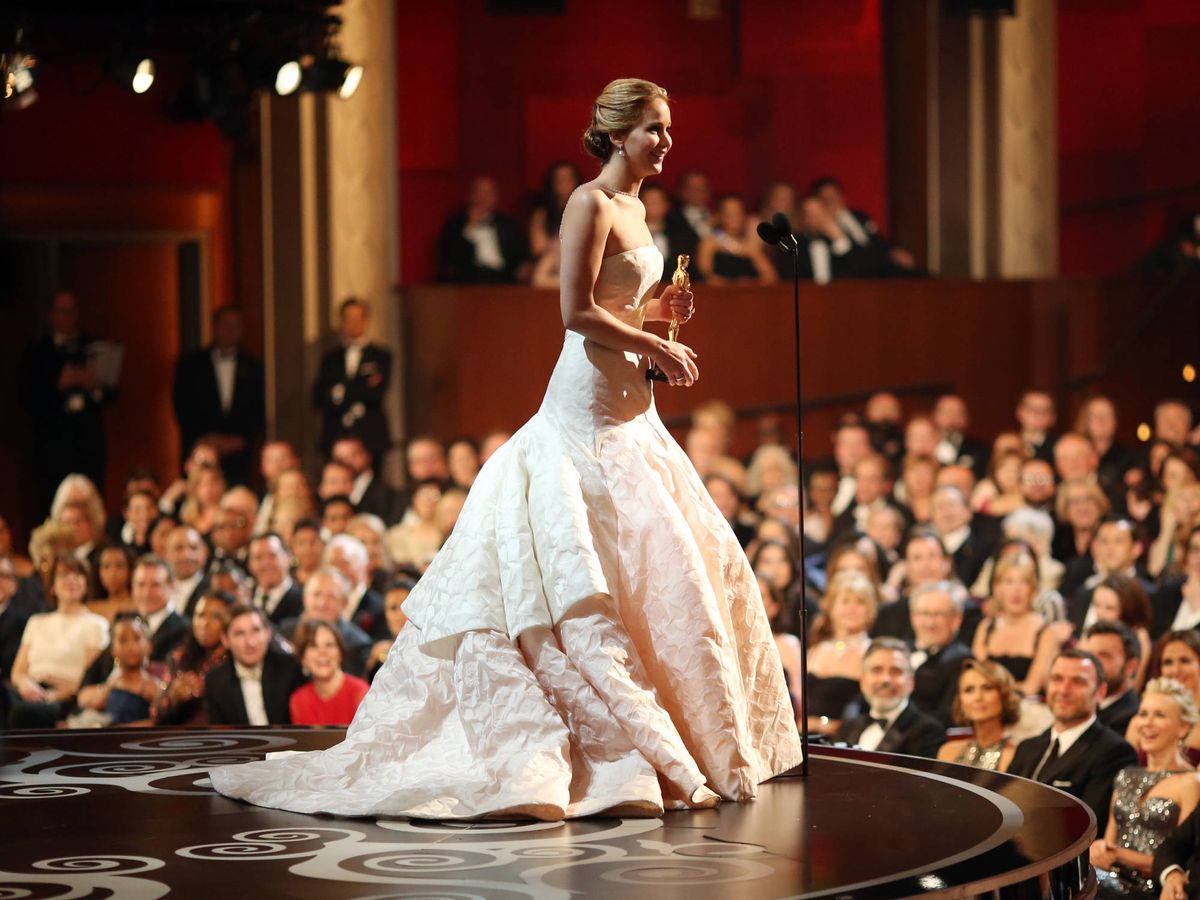 Foto: Jennifer Lawrence, recogiendo su Oscar en 2013 con un vestido de Dior. (Getty)