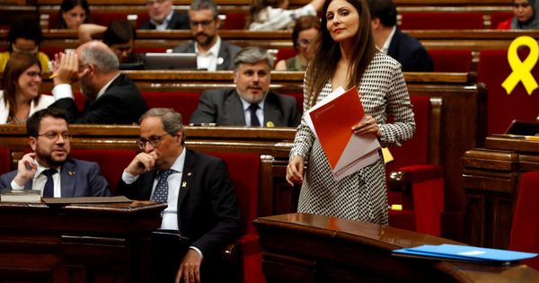 Foto: La presidenta del grupo parlamentario de Ciudadanos, Lorena Roldán (d), pasa ante el presidente de la Generalitat, Quim Torra (c). (EFE)