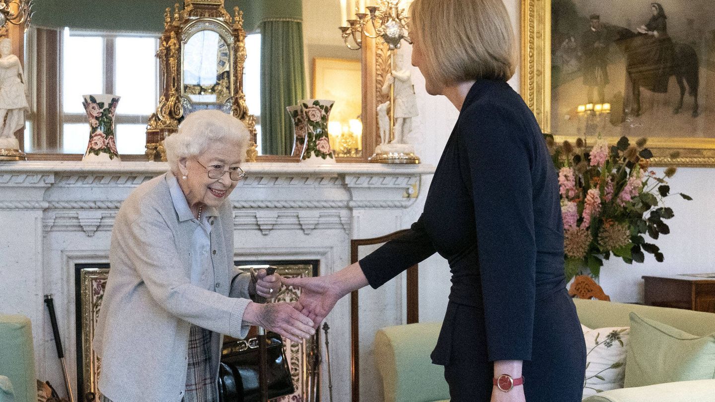 Isabel II recibiendo a Liz Truss. (Getty) 
