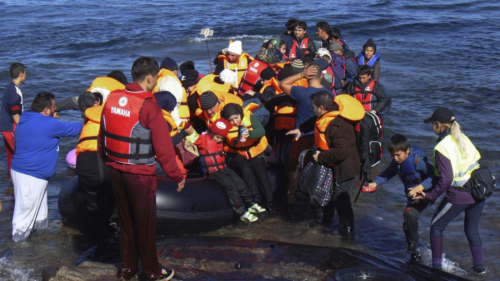 Foto: Vista de la llegada de refugiados en pateras a las costas de la isla de Lesbos, Grecia. (Efe)