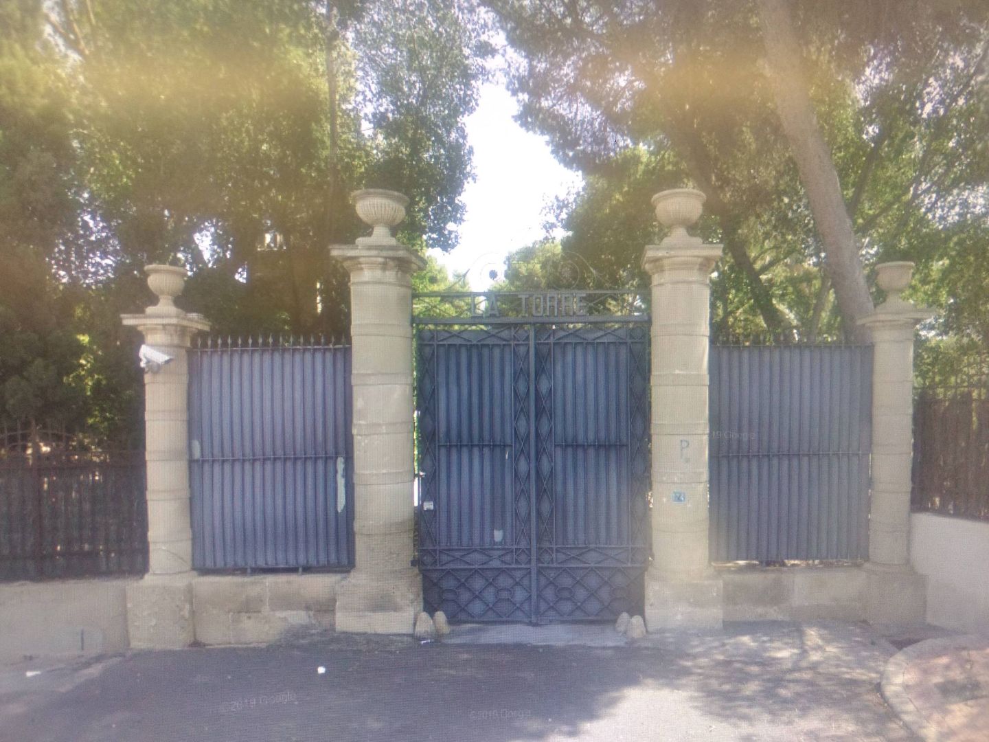Portón de la finca familiar en Alicante (Google Maps)