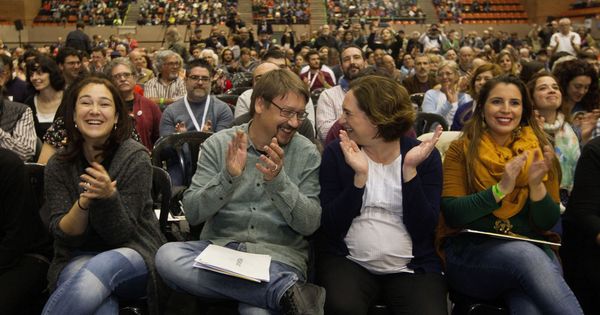 Foto: La alcaldesa de Barcelona, Ada Colau (2d), y el portavoz de En Comú Podem, Xavier Doménech. (EFE)