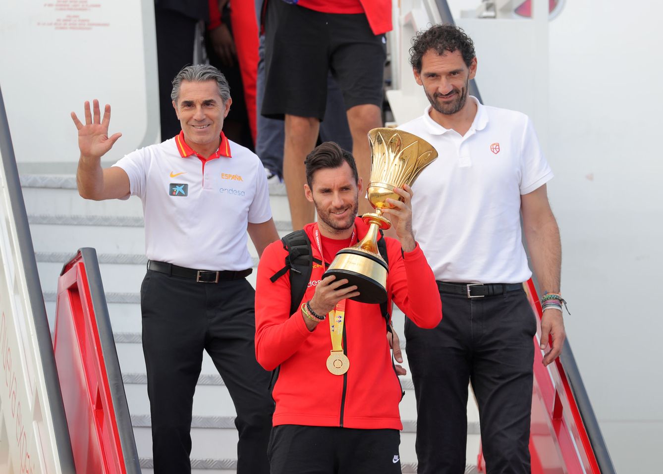 Scariolo, con Garbajosa y Rudy a su llegada a Madrid como vencedores del Mundial de China. (EFE)