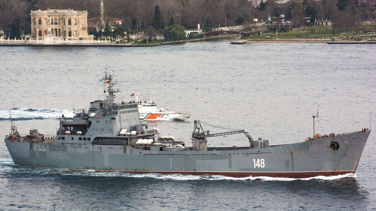 Buque de desembarco Orsk, de la clase Alligator, cruzando el Bósforo. (Mil.ru)