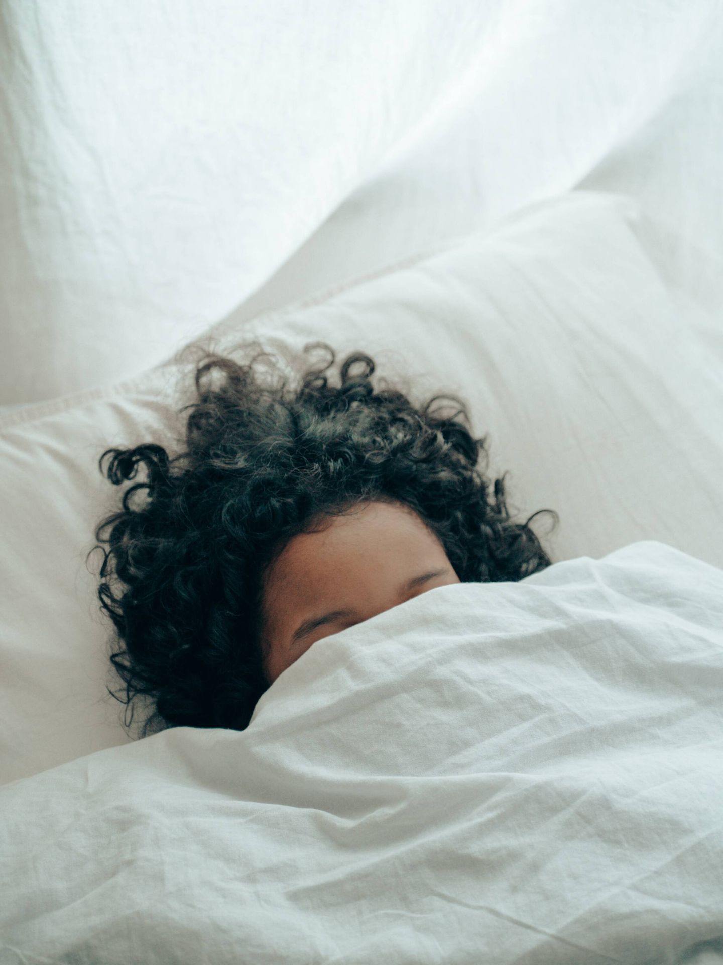 Cómo nos afecta dormir con calor (Pexels/Ketut Subiyanto)
