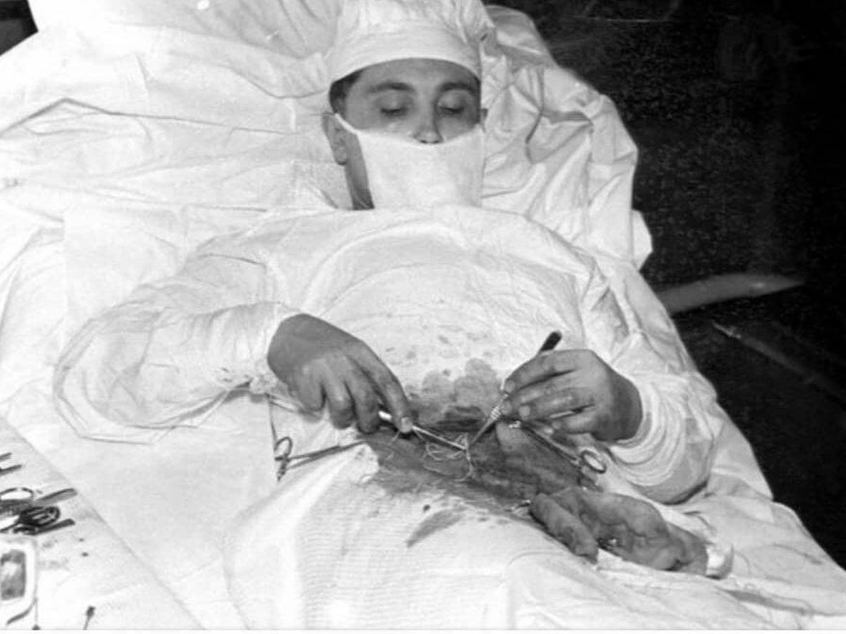 Foto: Leonid Rógozov, realizándose una apendicectomía en la Antártida.
