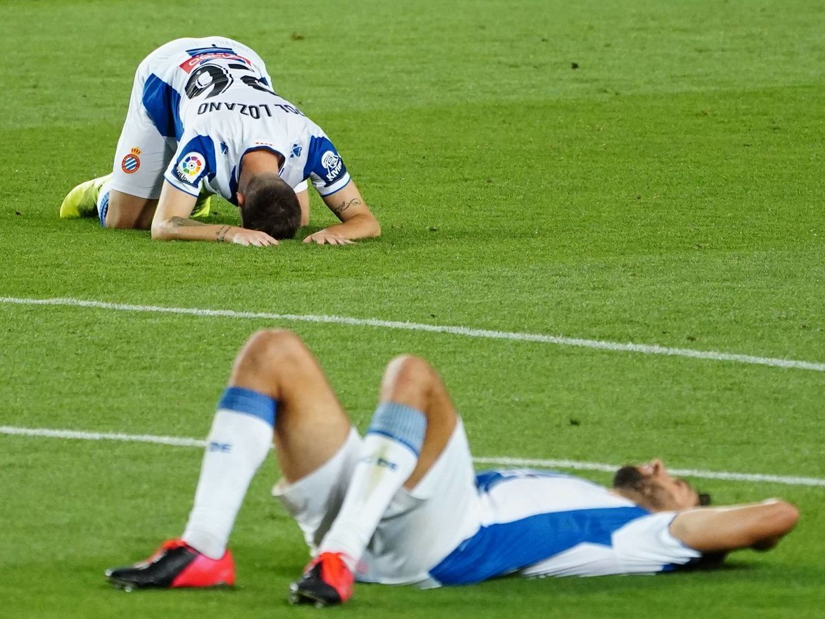 Foto: Los futbolistas del Espanyol, tumbados sobre el césped. (Cordon)