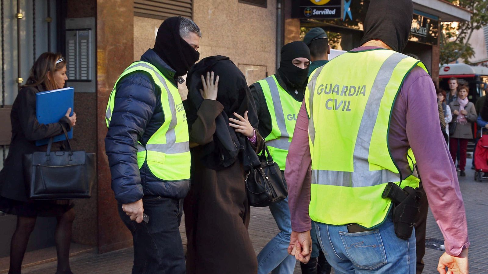 Foto: Imagen de una intervención de la Guardia Civil en Cataluña en la que se detuvo a dos personas por reclutar para el DAESH. (EFE)
