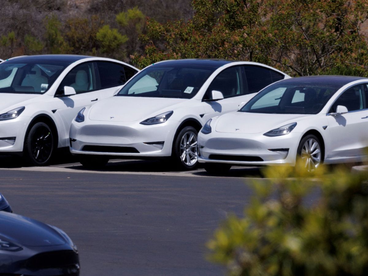 Foto: Vehículos de Tesla en Vista, California. (Reuters/Mike Blake)