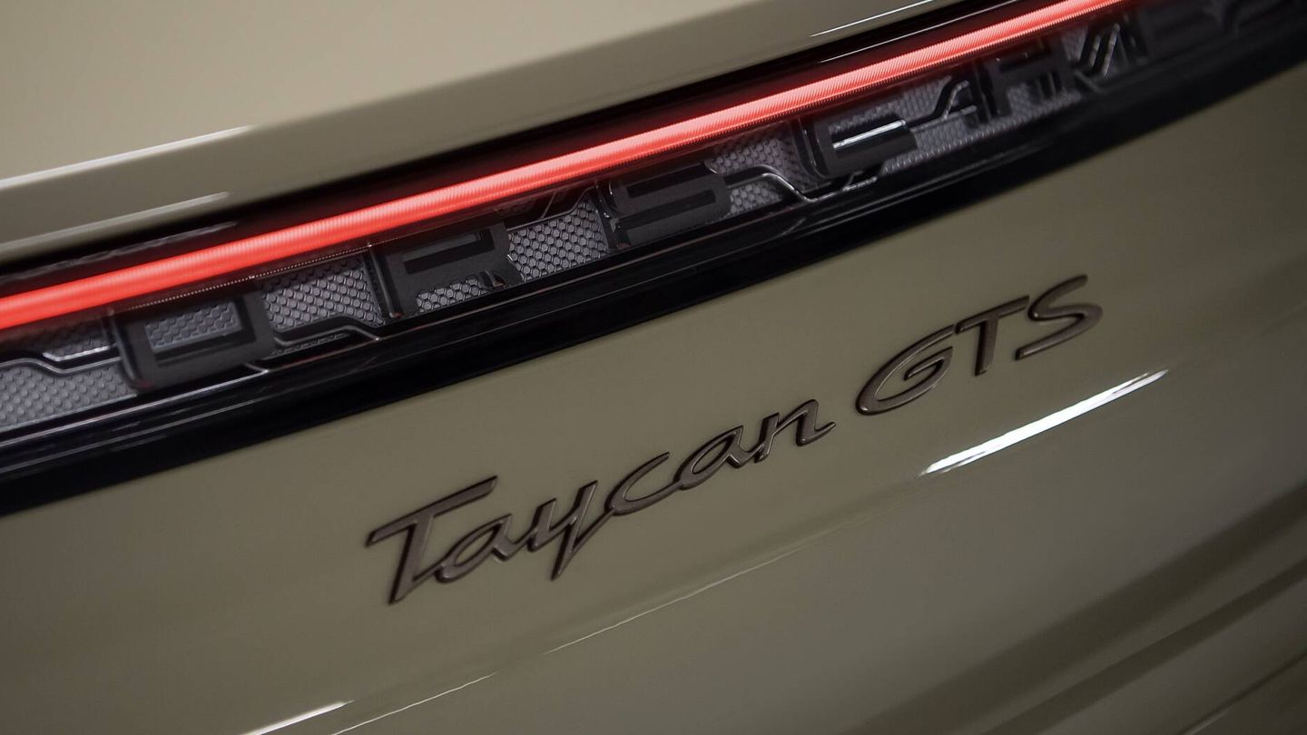 Los distintos detalles, como el logotipo Taycan GTS, están terminados en color Bronzite.
