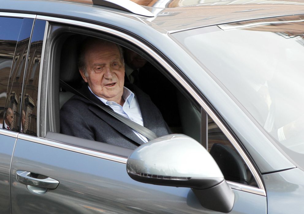 Foto: El rey Juan Carlos cuando abandonó la clínica La Milagrosa. (I.C.)
