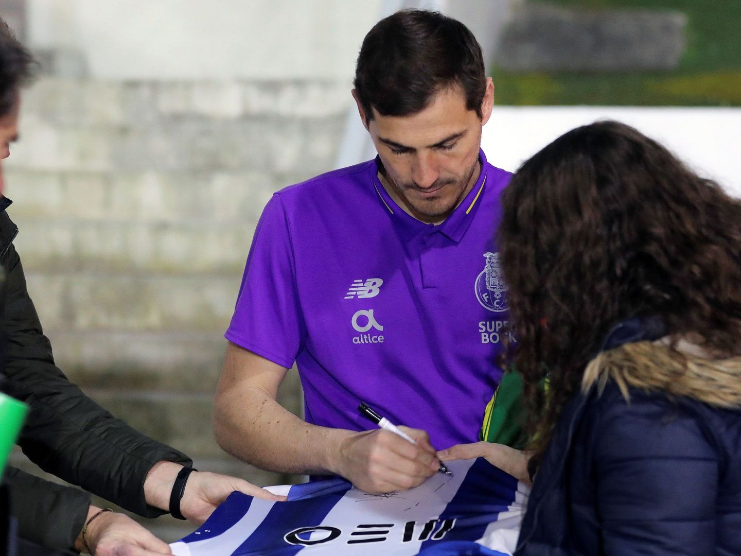 Iker Casillas firma la camiseta del Oporto poco tiempo después de anunciarse su renovación. (Reuters)