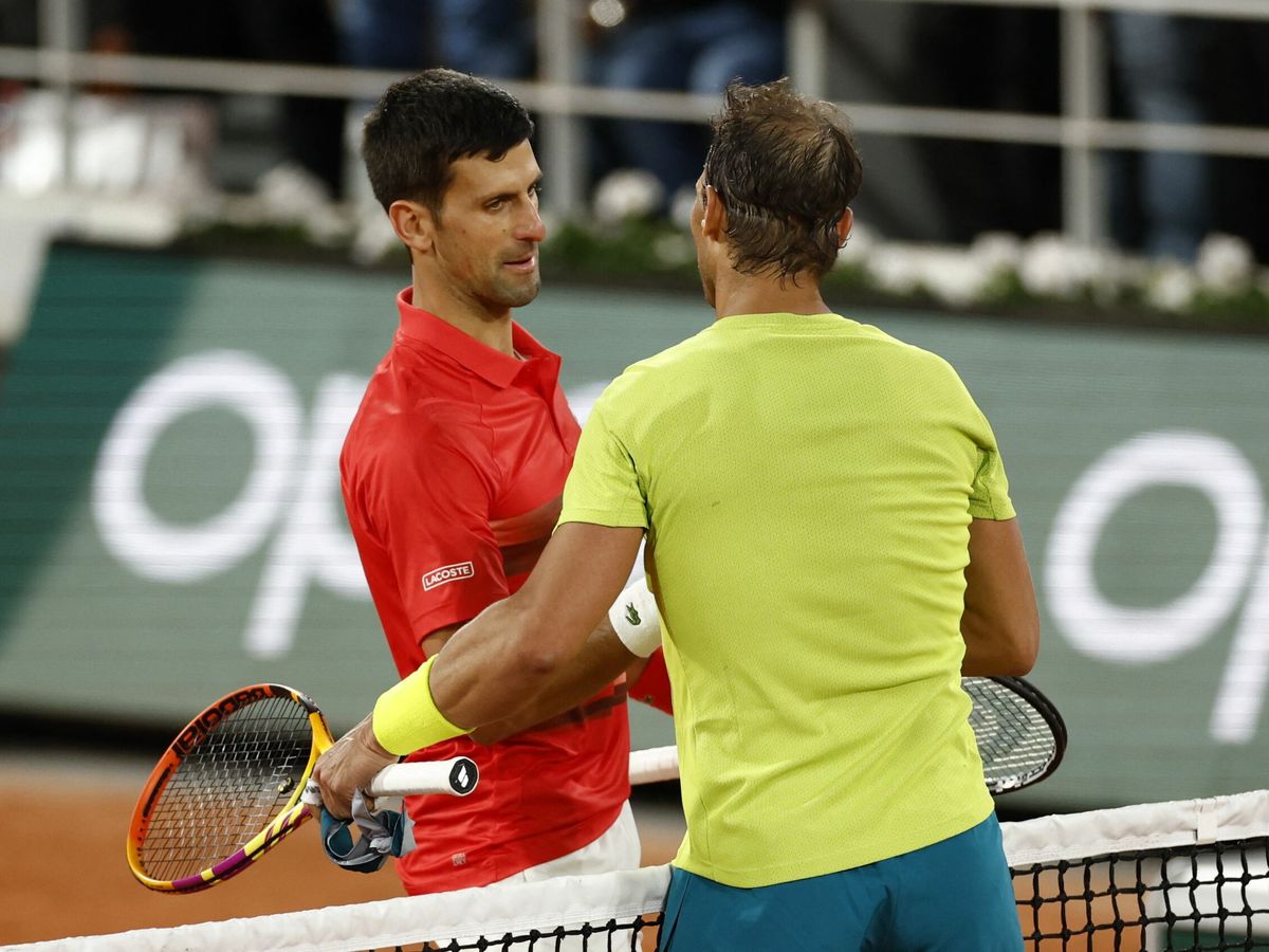 Foto: Rafa Nadal y Novak Djokovic se saludan tras el partido. (Reuters/Yves Herman)
